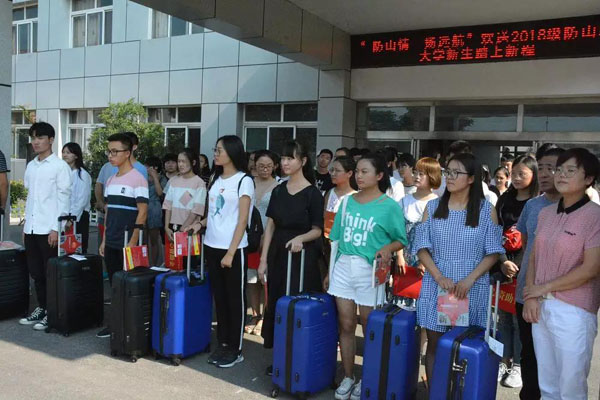 赠送学习及生活用品