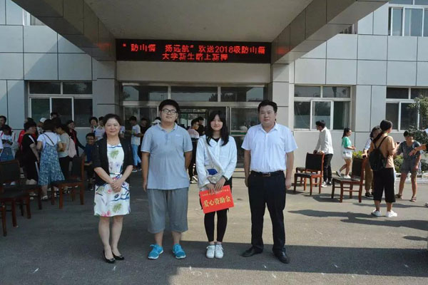 朱书记、步镇长与今年高考文理科“状元”合影