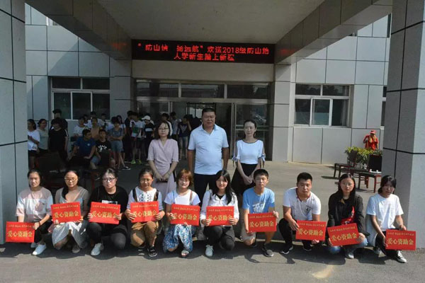 爱心捐助企业负责人与受助新生合影