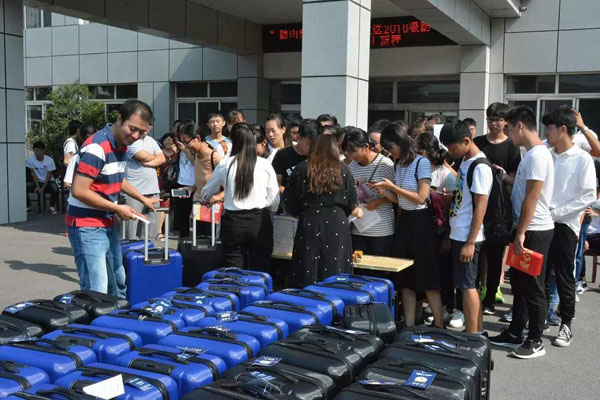 现场领取学习及生活用品